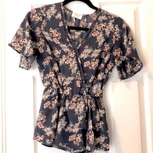 Cute wrap top sz xs